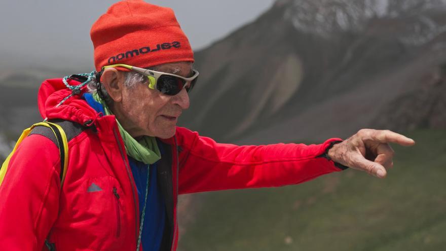 Carlos Soria, de 86 años, bate el récord mundial al coronar la cima del Manaslu