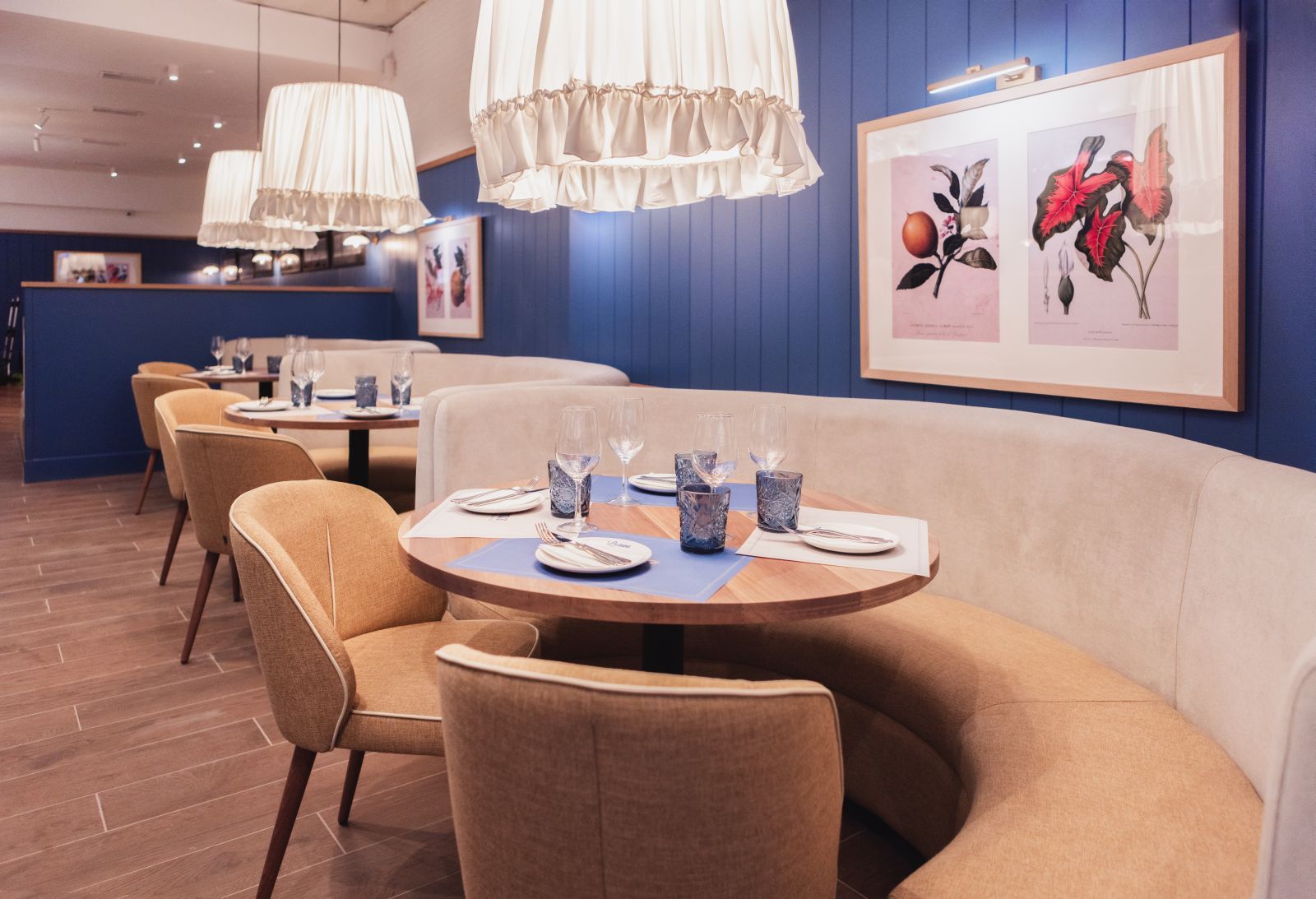 Detalles del comedor, coqueto y acogedor.