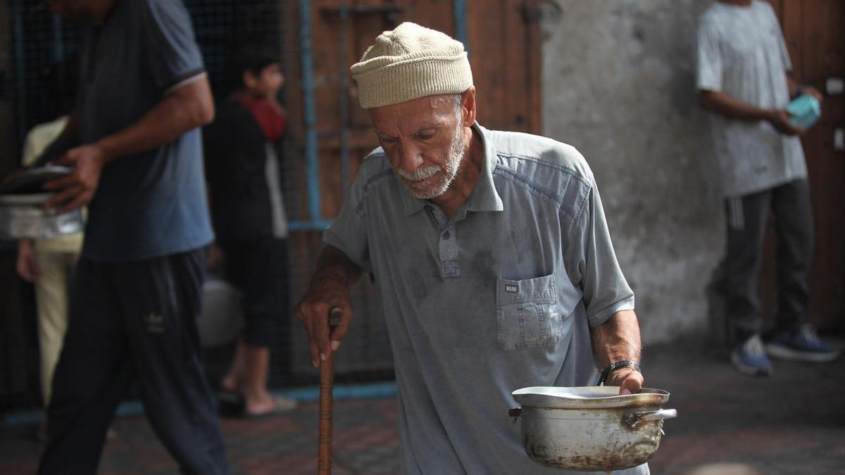 Un hombre palestino espera a recibir alimentos en Gaza.