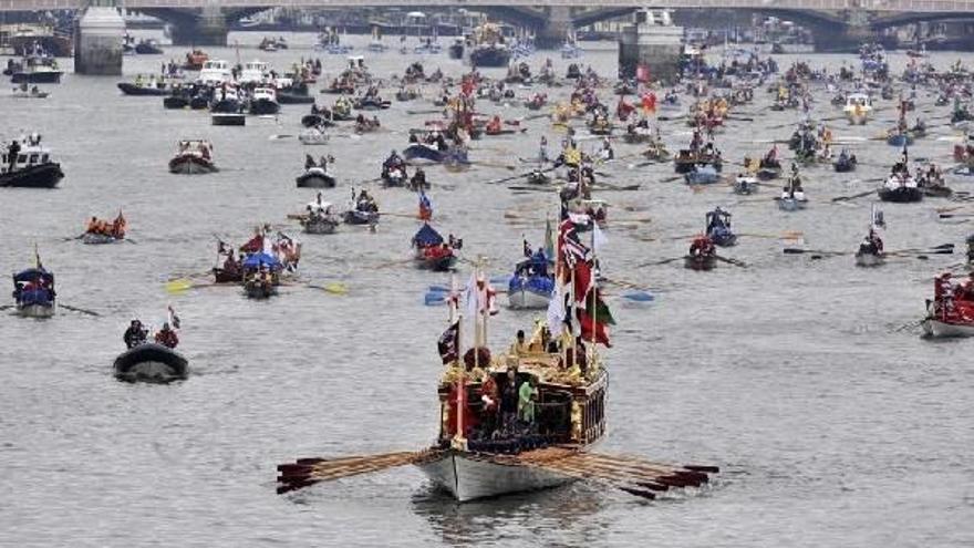 Mil embarcaciones siguen al barco de la reina Isabel II por el río Támesis durante la celebración de sus 60 años en el trono.