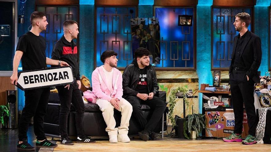 Los navarros Los Linaje recuerdan a Robe en 'La Revuelta' con un emotivo regalo para David Broncano: 