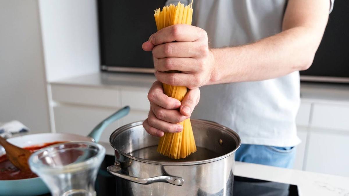 Echar aceite a la pasta mientras se cuece, ¿sí o no?