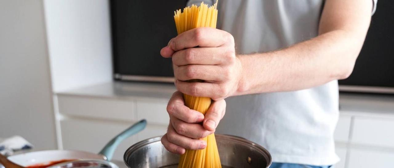 Echar aceite a la pasta mientras se cuece, ¿sí o no? Esto es lo que dice una ingeniera de alimentos