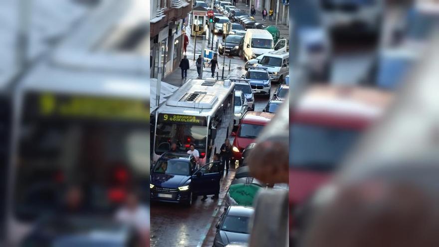 VÍDEO: Un coche provoca un atasco en la calle Rioja