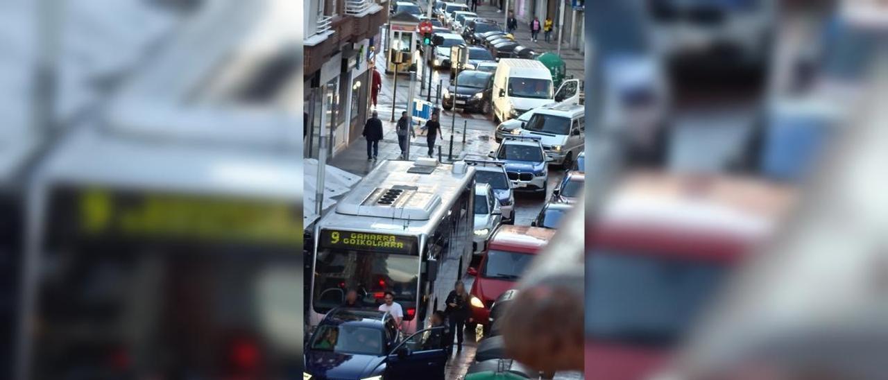 VÍDEO: Un coche provoca un atasco en la calle Rioja