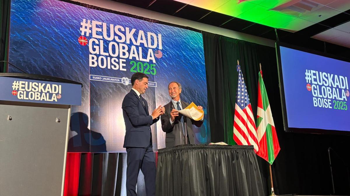 El lehendakari, Imanol Pradales, entrega el premio a Carmelo Urza