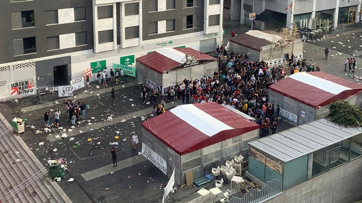 Recinto de txosnas con gente a las nueve de la mañana.