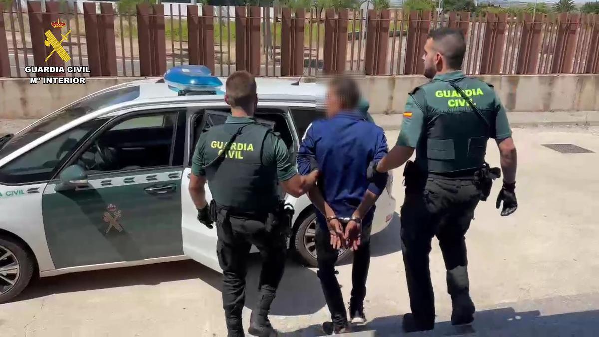 Dos agentes de la Guardia Civil, con el detenido