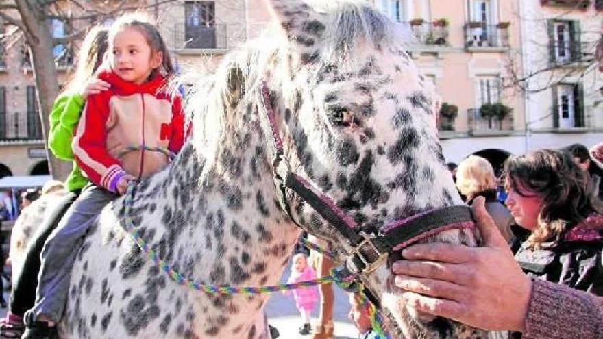 La plaza de Santiago acogerá mañana la tradicional Feria de Ganado. El año que viene se pasará al sábado.