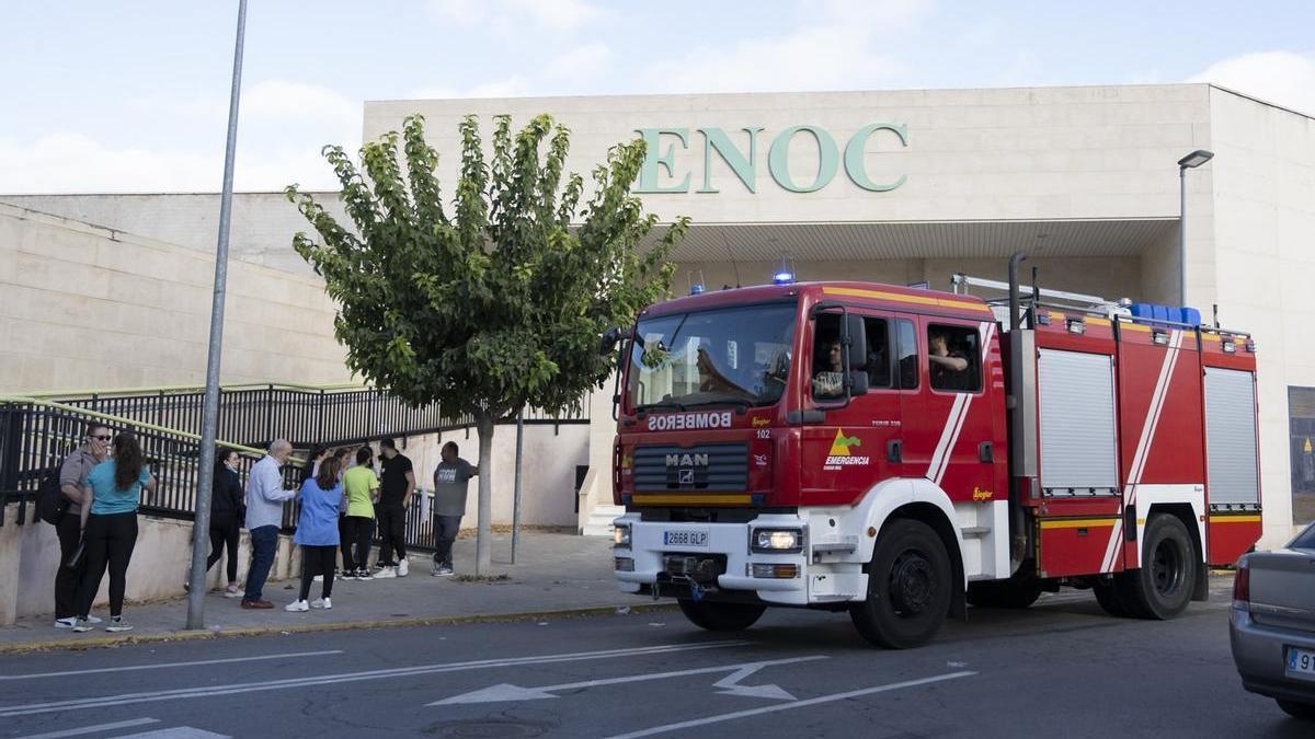 Un camión de bomberos frente a la residencia de mayores de Carrión de Calatrava (Ciudad Real), donde un residente ha fallecido tras el incendio que se ha originado de madrugada. Un camión de bomberos frente a la residencia de mayores de Carrión de Calatrava (Ciudad Real), donde un residente ha fallecido tras el incendio que se ha originado de madrugada.