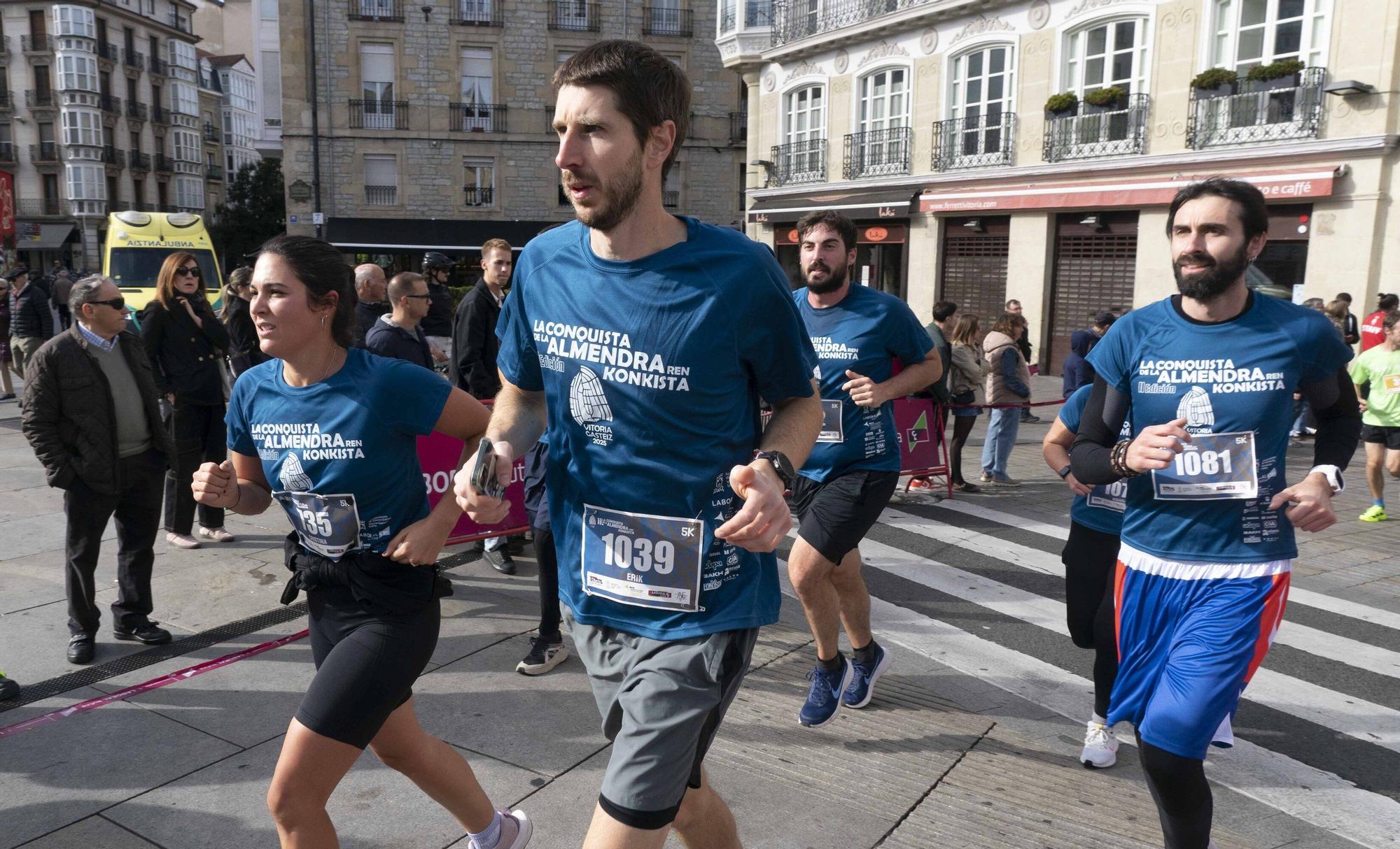 En imágenes: Un millar de corredores atraviesan la almendra