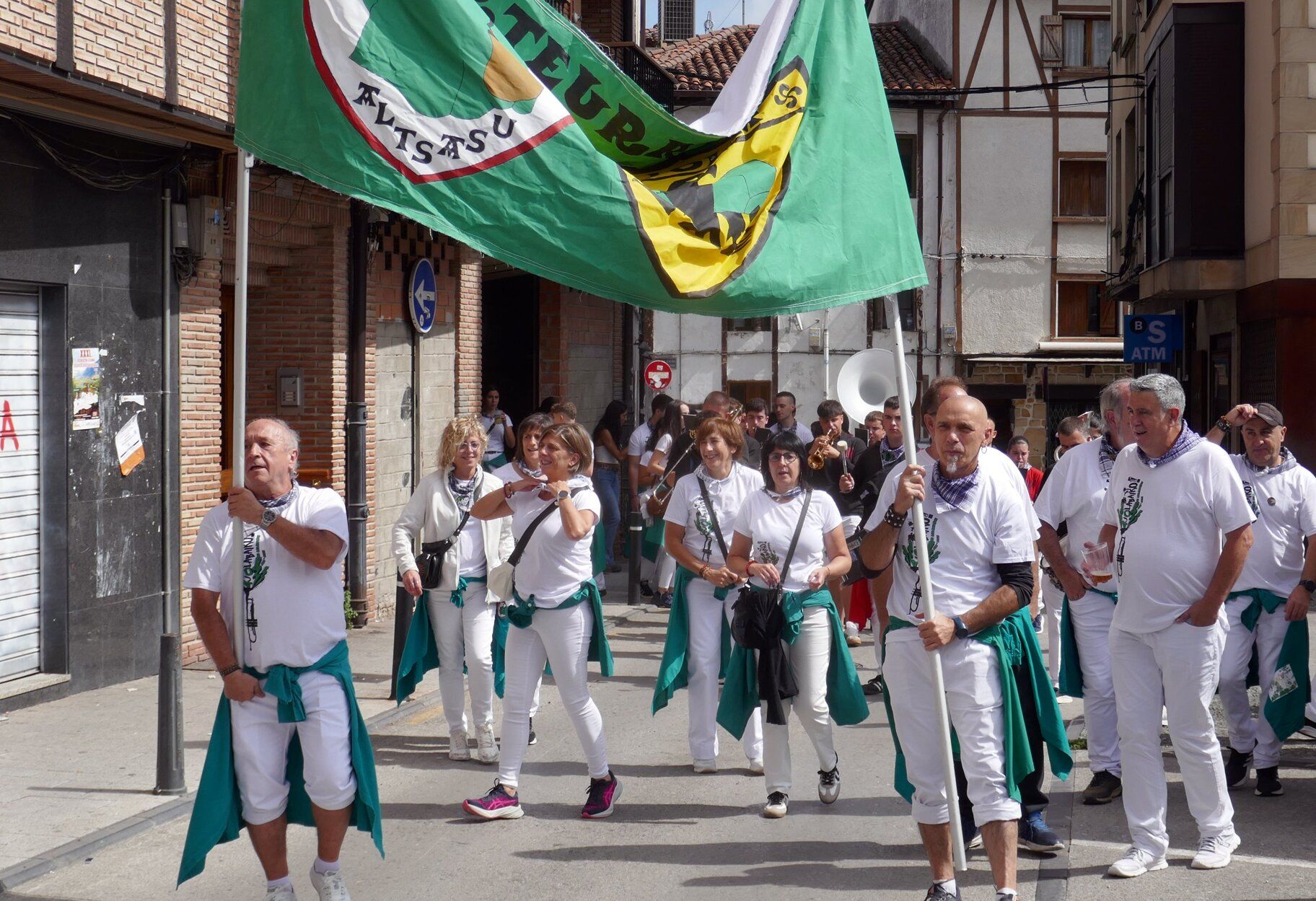 La fiesta continúa en Altsasu tras una explosión festiva intensa y una noche muy larga