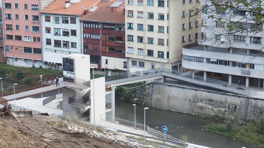 El renovado puente del King-Kong de Elgoibar cerrado durante un par de días para mejorar la adherencia de su suelo