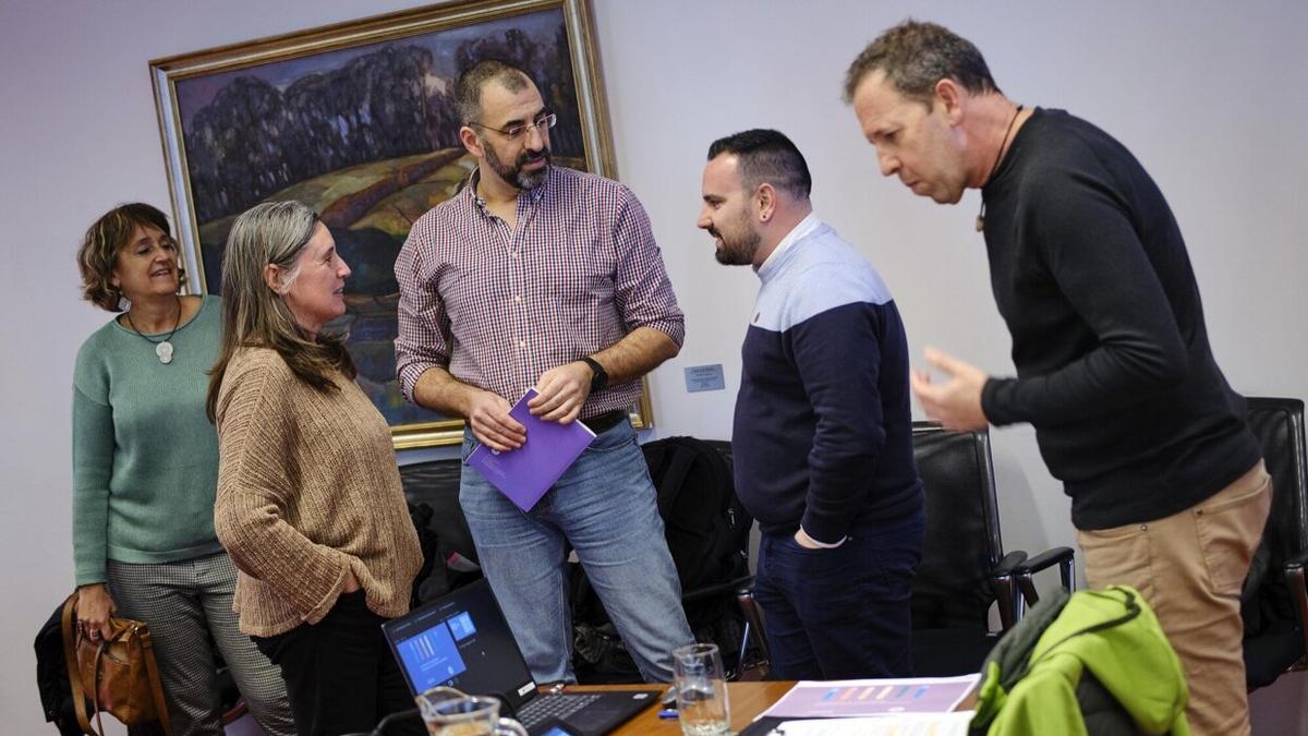 Javier Cañada (Médicos del Mundo) y Diego de Paz (Medicus Mundi), antes del inicio de sesión de trabajo en la Comisión de Convivencia.
