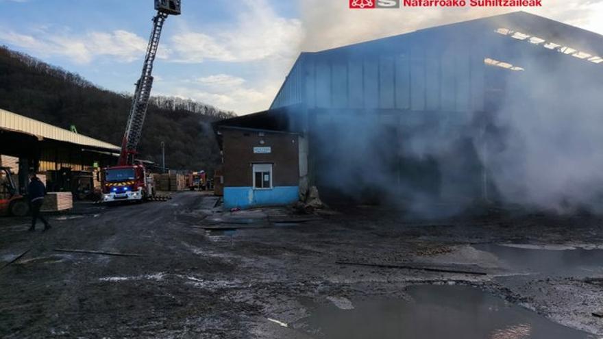 Un bombero herido al sofocar un incendio en una empresa de madera de Arano