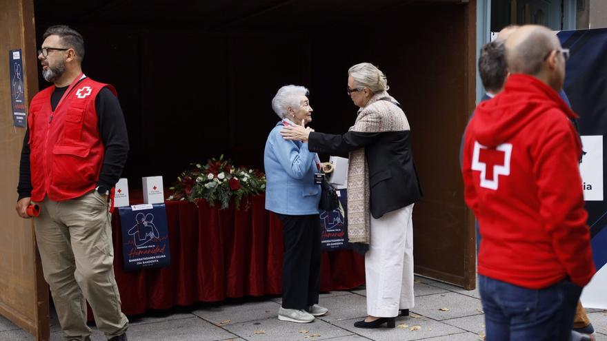 Más de 11.000 euros en pegatinas solidarias de Cruz Roja