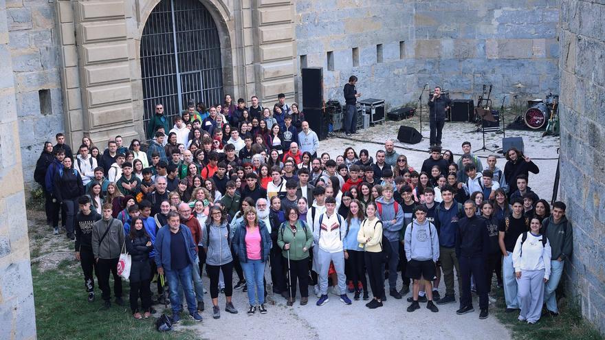 El Drogas deleita a un centenar de alumnos de doce comunidades que visitan el Fuerte de San Cristóbal