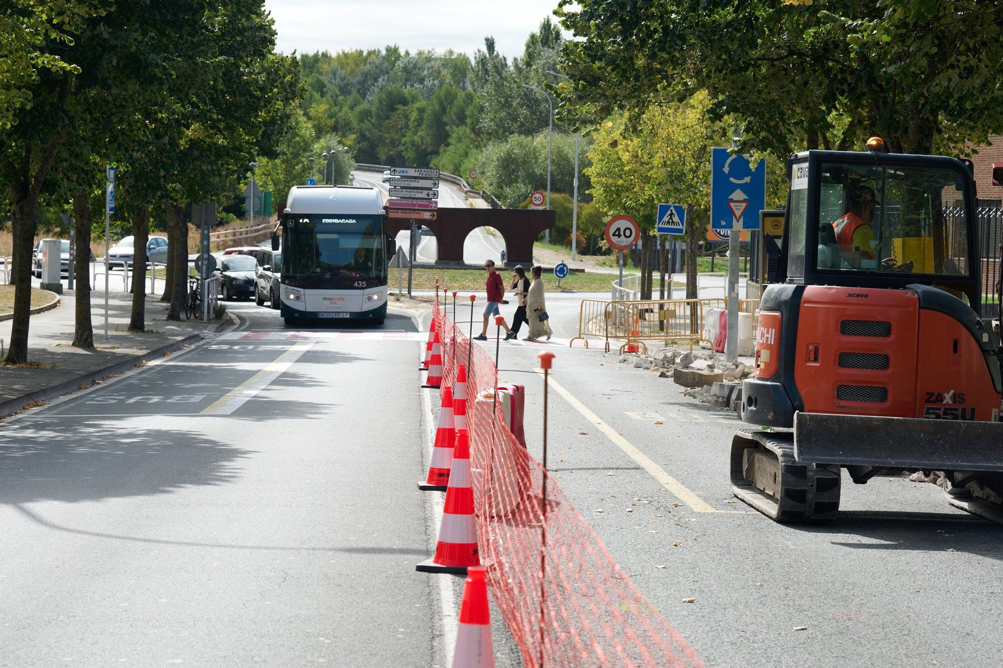 Obras del nuevo carril en calle María Azkarate de Burlada