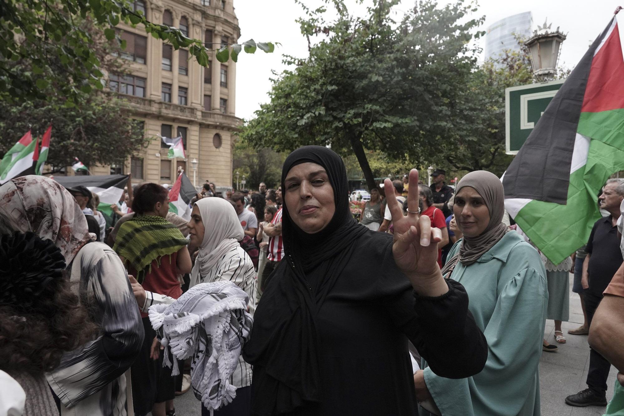 En imágenes: protesta contra el Israel al paso de la La Vuelta por Bilbao