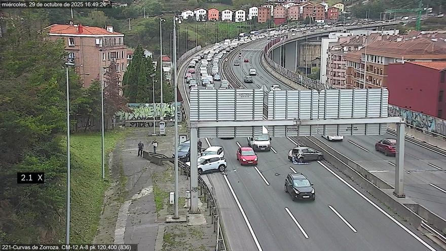 Retenciones en la A-8 dirección Bilbao por un accidente de tráfico múltiple