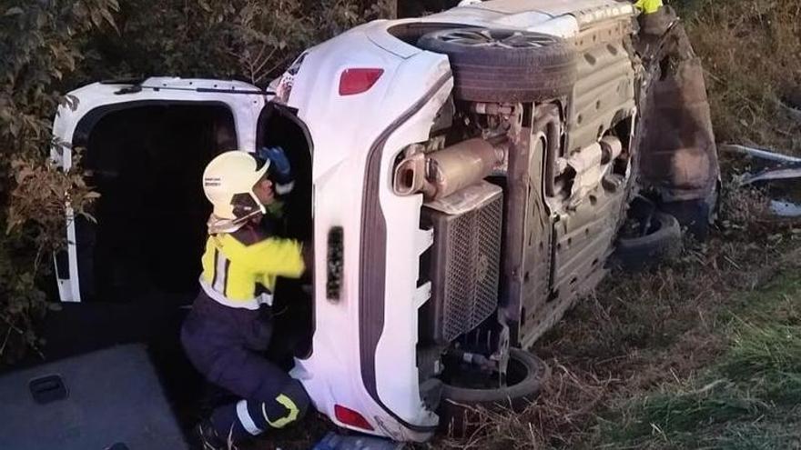 Dos heridos de pronóstico reservado tras volcar en la N-121-C, en Cascante
