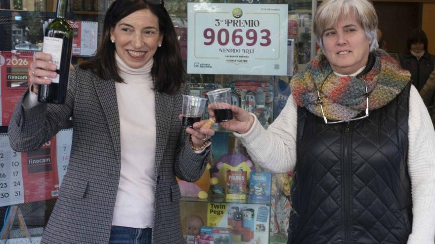 El Sorteo de Navidad sonríe a Salburua, al repartir un décimo del tercer premio
