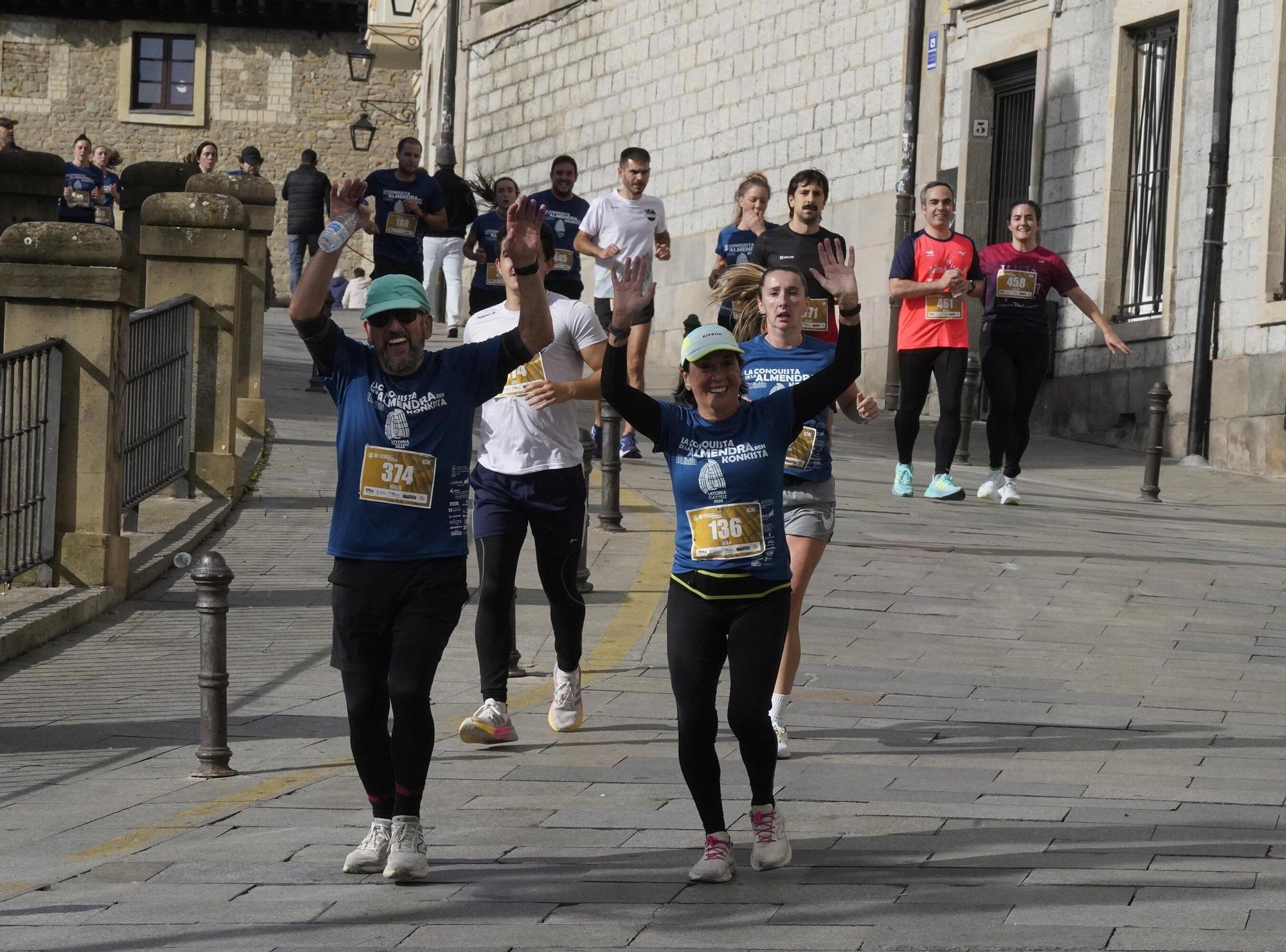 En imágenes: Miles de personas conquistan la Almendra de Gasteiz
