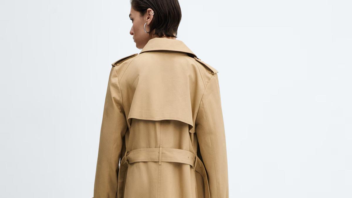 Vista trasera del trench clásico con cinturón de Mango