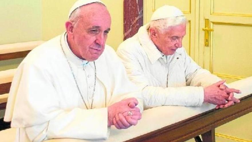El Papa Francisco y el Papa emérito Benedicto XVI oran en una capilla de la residencia de Castel Gandolfo.