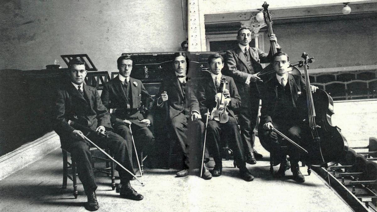 Sexteto de cuerda de la Sociedad de Música Clásica en la sede la Filarmónica en 1913. Los músicos Osorio, Cebrián, Arnillas, Isusi, el viola Landa y el cello Balmaceda.