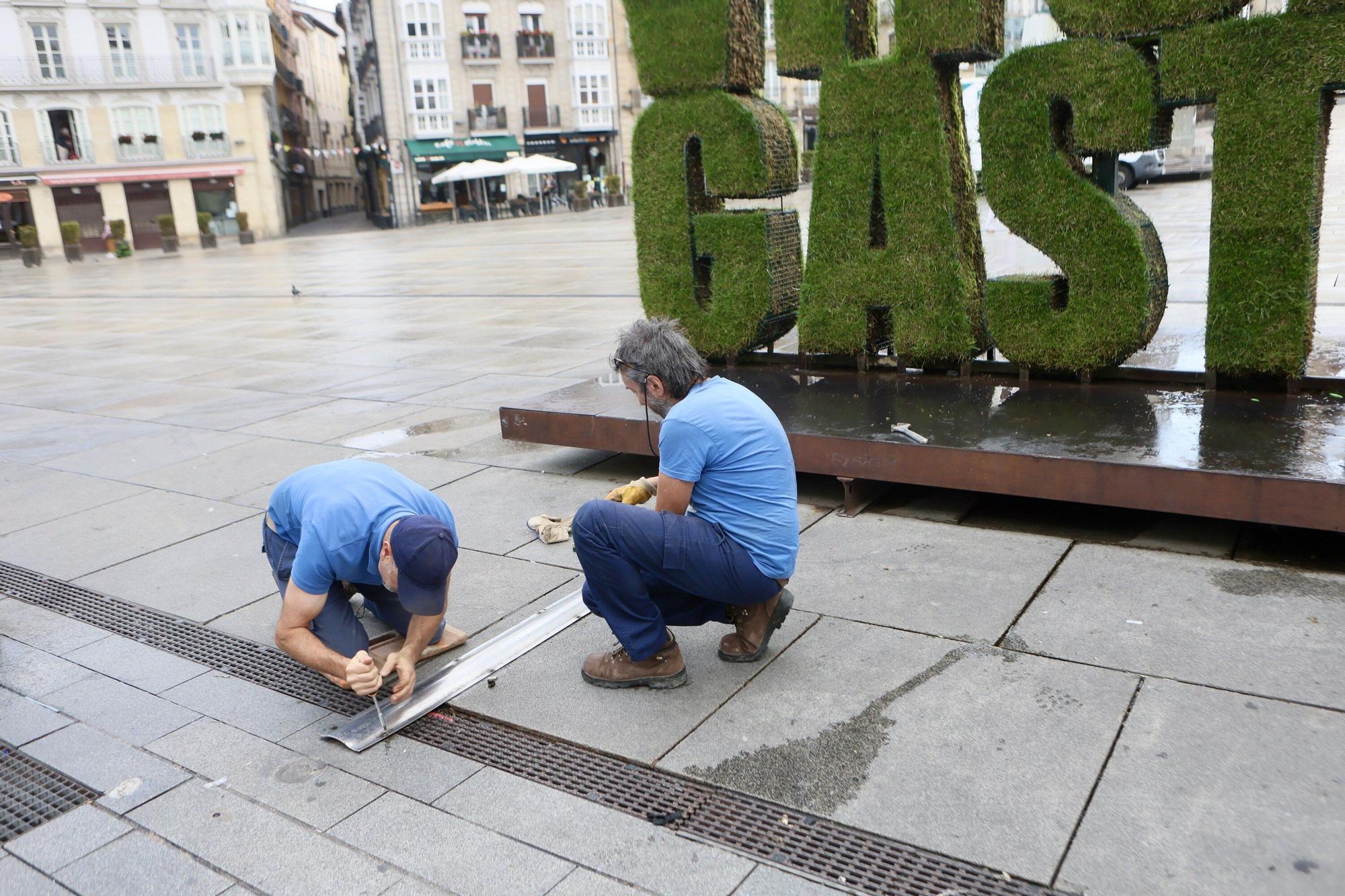 Retirada estatua vegetal de la Virgen Blanca con motivo de las fiestas de Vitora-Gasteiz