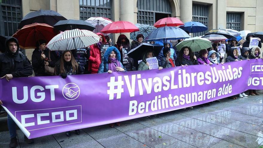 UGT y CCOO se concentran en Pamplona por la erradicación de las violencias contra las mujeres