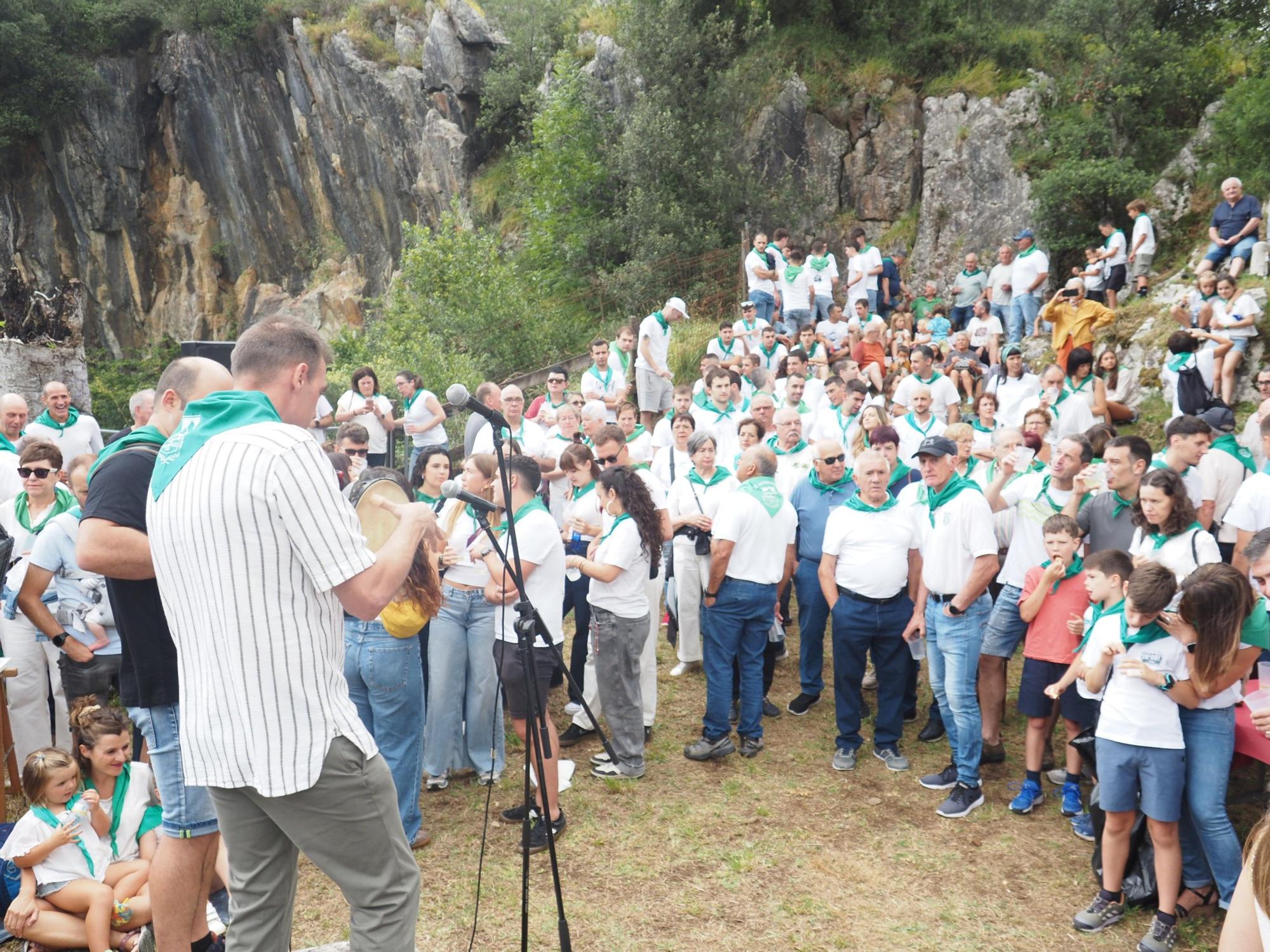 Fiesta en verde y blanco en la ermita de Santa Ana de Mendaro