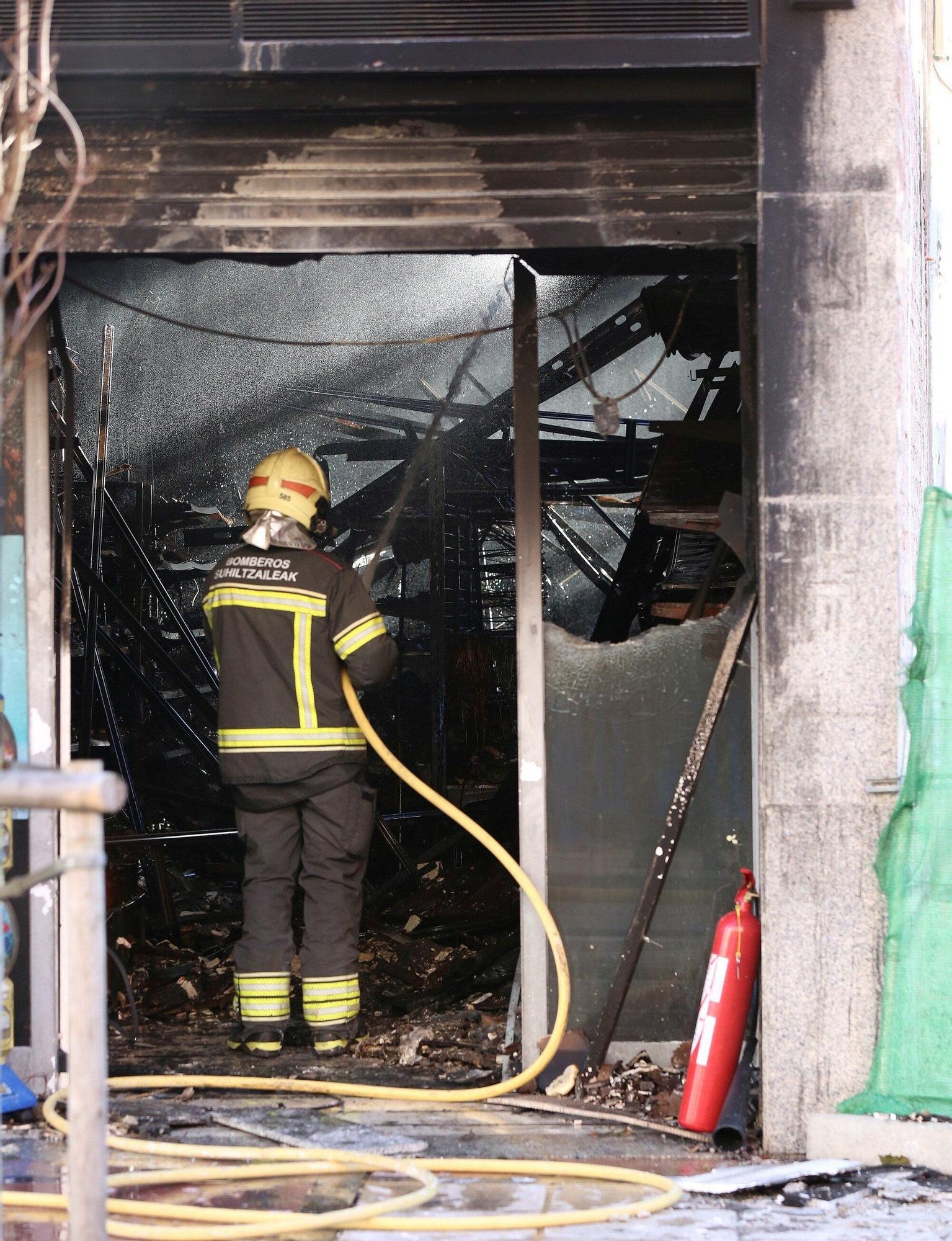 El alcalde de Pamplona visita la zona afectada por el incendio en la Rochapea