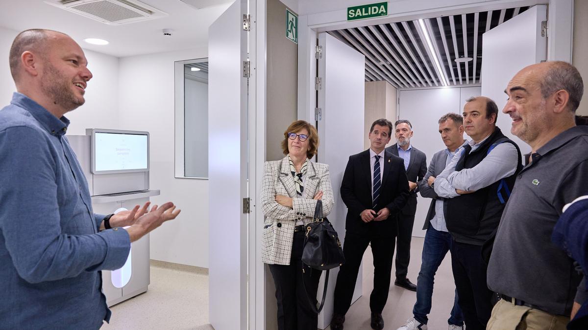 El consejero, en el laboratorio de biología sintética y molecular.