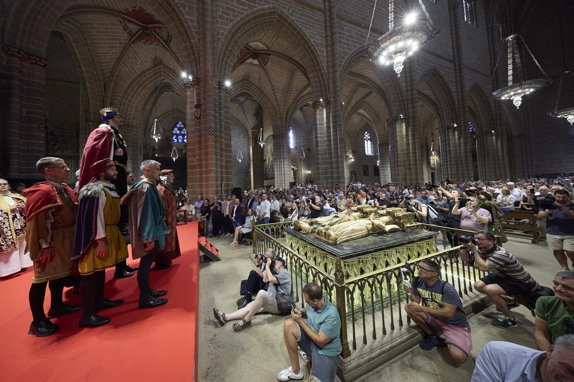 Fotos de la ceremonia de coronación de Carlos III, rey que unificó los tres burgos de Pamplona