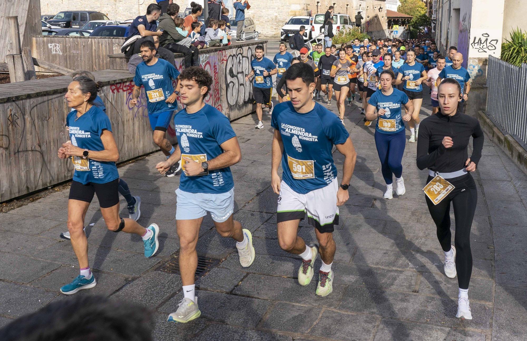 En imágenes: Un millar de corredores atraviesan la almendra