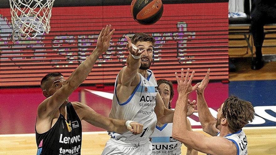 Magarity, del Acunsa GBC, trata de alcanzar un balón en el encuentro de ayer en la cancha del Lenovo Tenerife. Foto: Efe