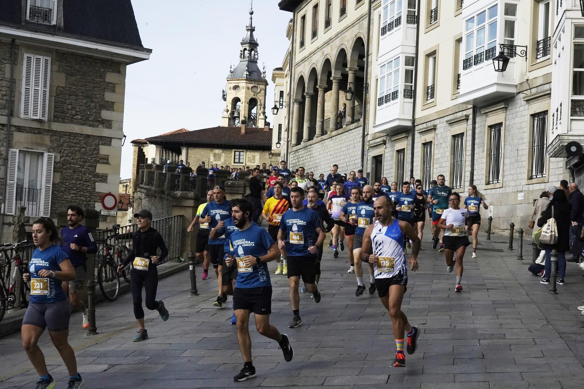 En imágenes: Miles de personas conquistan la Almendra de Gasteiz