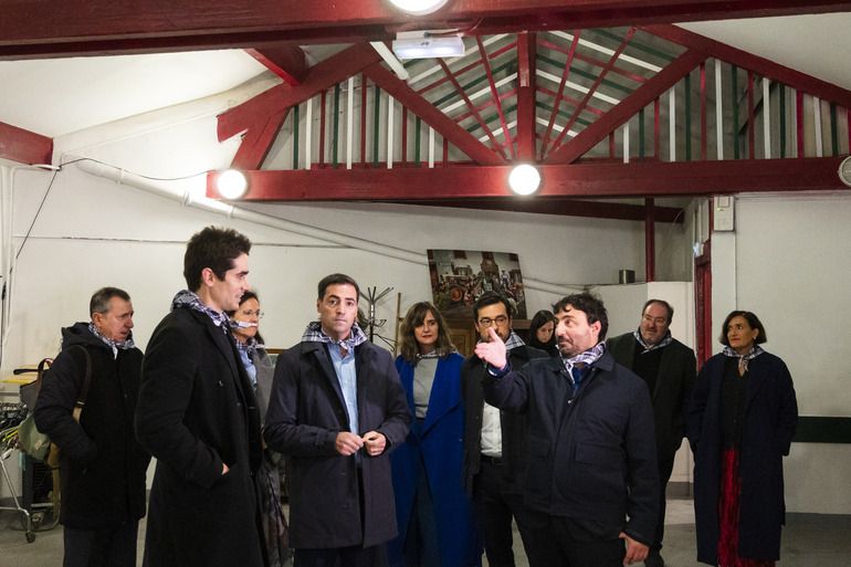 El Lehendakari Imanol Pradales y la vicelehendakari primera y consejera de Política Lingüística, Ibone Bengoetxea, se reunen con la diáspora en la Eskual Etxea de París