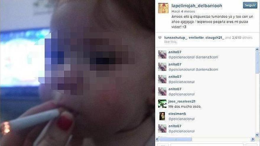 Conmoción por la foto de un bebé de un año al que le dan de fumar