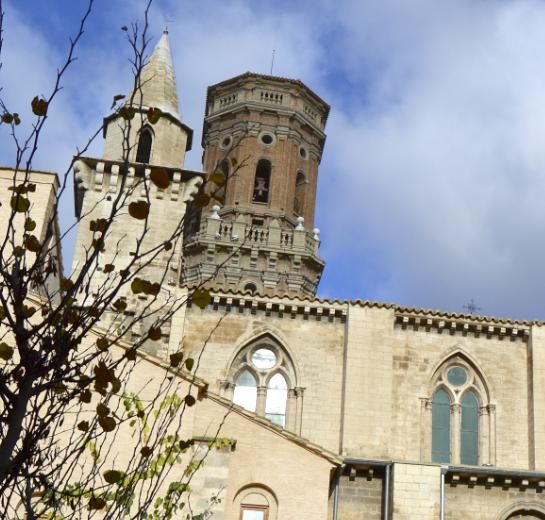 Vista del exterior, con la torre al fondo.