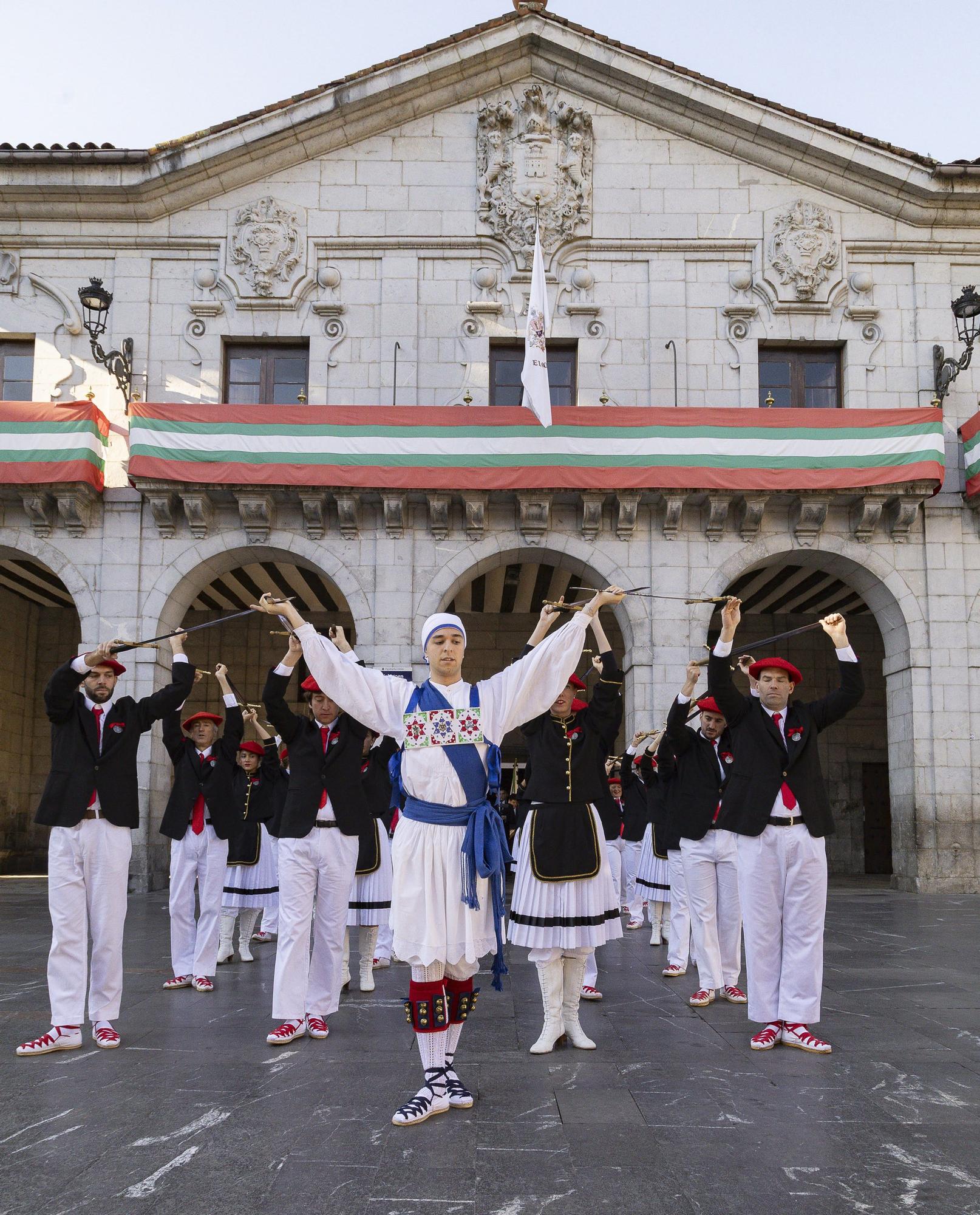 Elgoibar baila al ritmo de las espadas de la celebración de la Virgen del Rosario