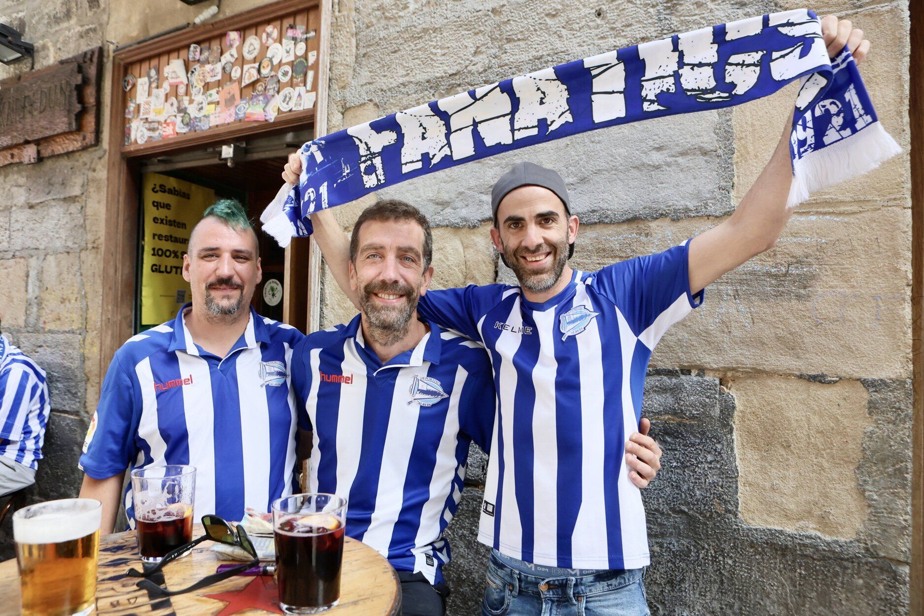 En imágenes: las aficiones de Alavés y Atlético se dejan notar en Vitoria
