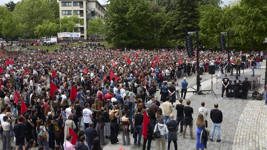 Primero de Mayo | EHKS clama en Iruña contra la “guerra imperialista” en una marcha multitudinaria