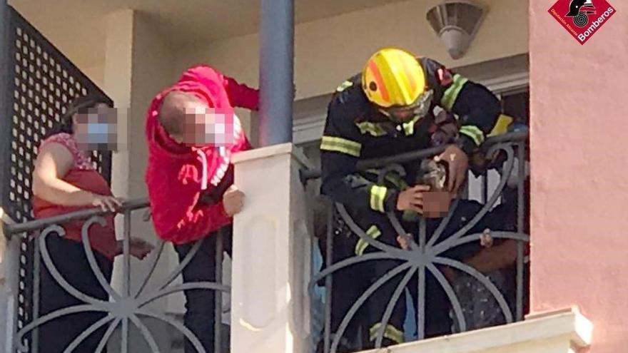 Bomberos liberan a un niño de 2 años con la cabeza atrapada en una barandilla