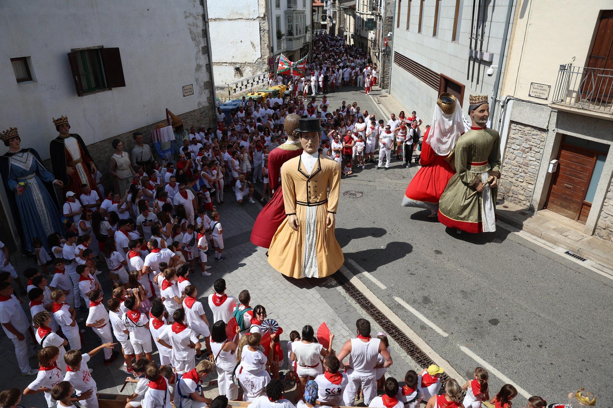 Fotos del chupinazo de fiestas de Aoiz 2025