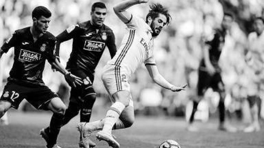 Isco disputa un balón en presencia de Aarón y Reyes.