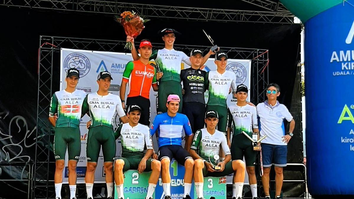 Ciclistas triunfadores en la prueba de este viernes en Amurrio