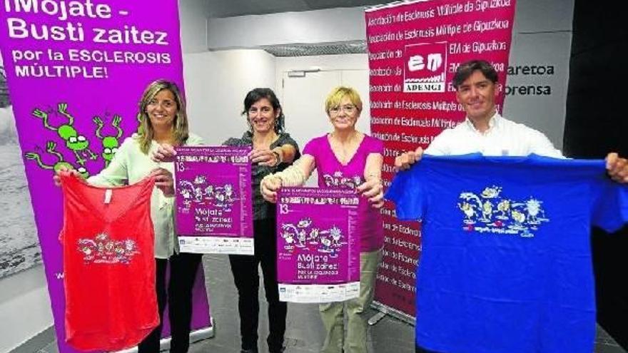 Zuriñe López (izquierda) posa junto a una de las promotoras de la campaña, María Luisa Ustarroz, y el piloto Ander Vilariño, ayer, con las nuevas camisetas de Kukuxumusu.